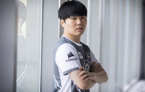 TheShy回归赛场，战术调整首场状态亮眼，FPX观众沸腾！的简单介绍-爱游戏在线登录